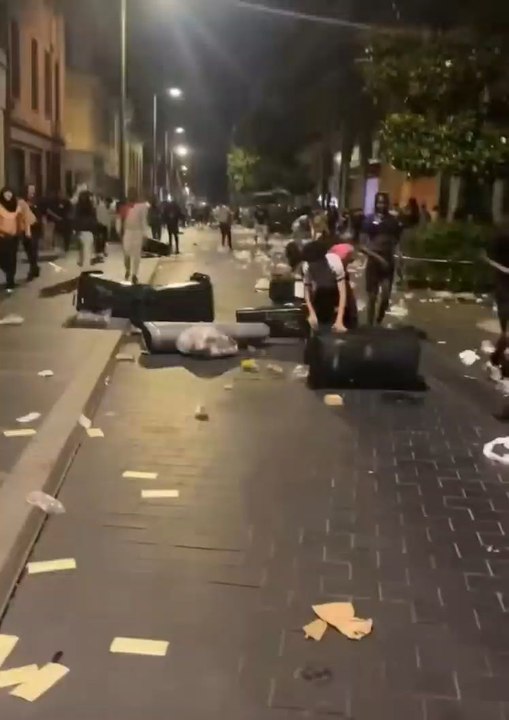 Si fueras un verdadero solicitante de asilo buscando ayuda y rescate para una vida mejor, ¿harías esto? 🤔