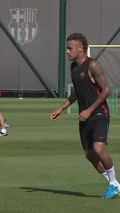 Neymar entrenando en el Barcelona con Cucurella de fondo