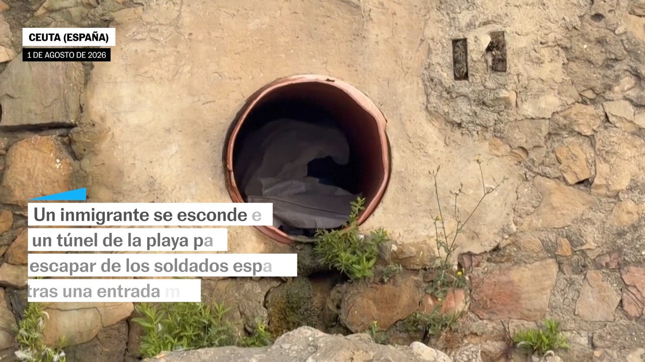 Un inmigrante se esconde en un túnel de la playa para escapar de los soldados en Ceuta