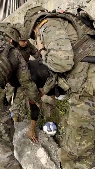 Soldados españoles sacan a un migrante de un túnel en Ceuta