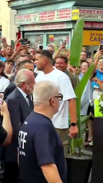 De Laurentiis è arrivato! Il patron azzurro tra i tifosi a Piazza Carità - VIDEO
