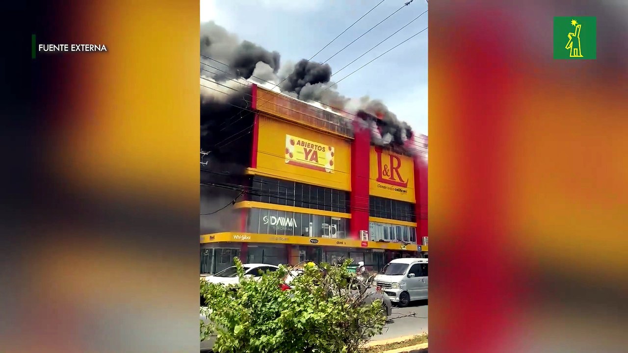 Incendio afecta en estos momentos sucursal de L&R Comercial en Las Américas