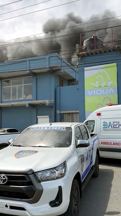 Varias unidades del Cuerpo de Bomberos trabajan en el lugar para sofocar las llamas, mientras ambulancias permanecen en la zona como medida preventiva