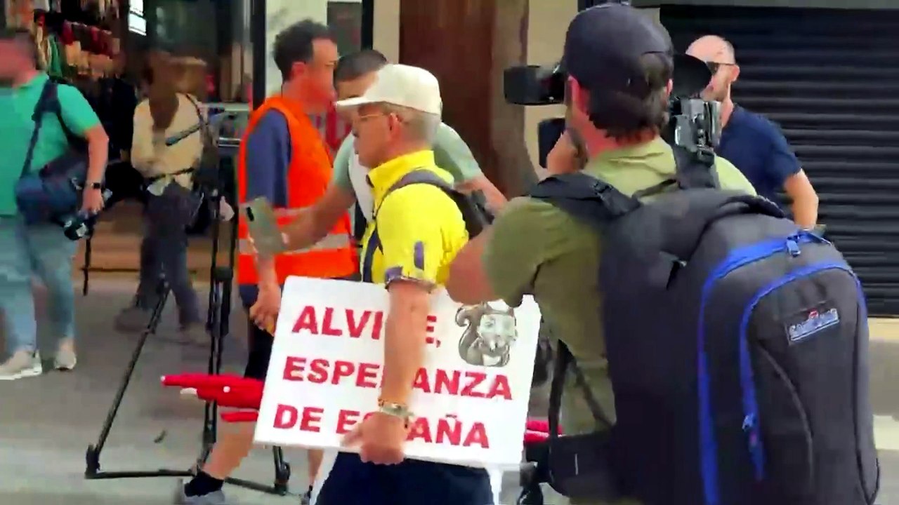 Ciudadanos ceutíes increpan a Alvise y Vito Quiles: "Venís a sembrar odio"