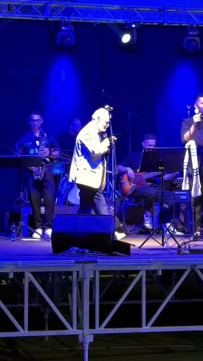Un finto De Laurentiis canta sul palco: simpatico episodio a Castel di Sangro - VIDEO