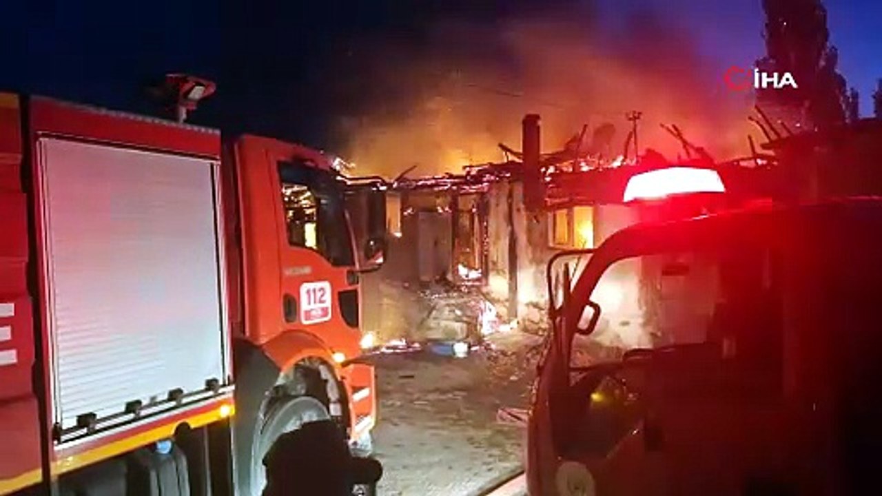 Yan yana iki ev alevlere teslim oldu! Köyde facianın eşiğinden dönüldü