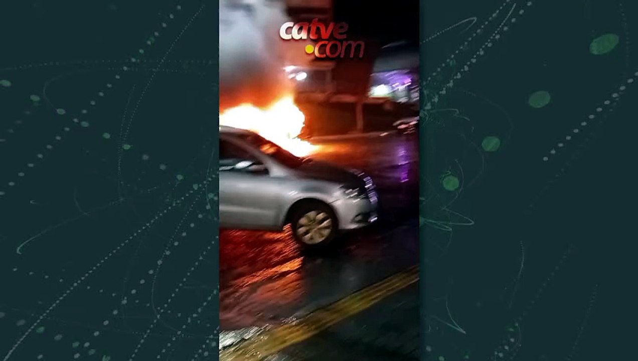 Carro é destruído por incêndio próximo à Prefeitura de São Miguel do Iguaçu