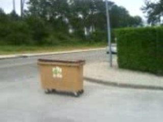 Poubelle Poucer par CLEMENT WAAOUHHHHHHHHH magi magi