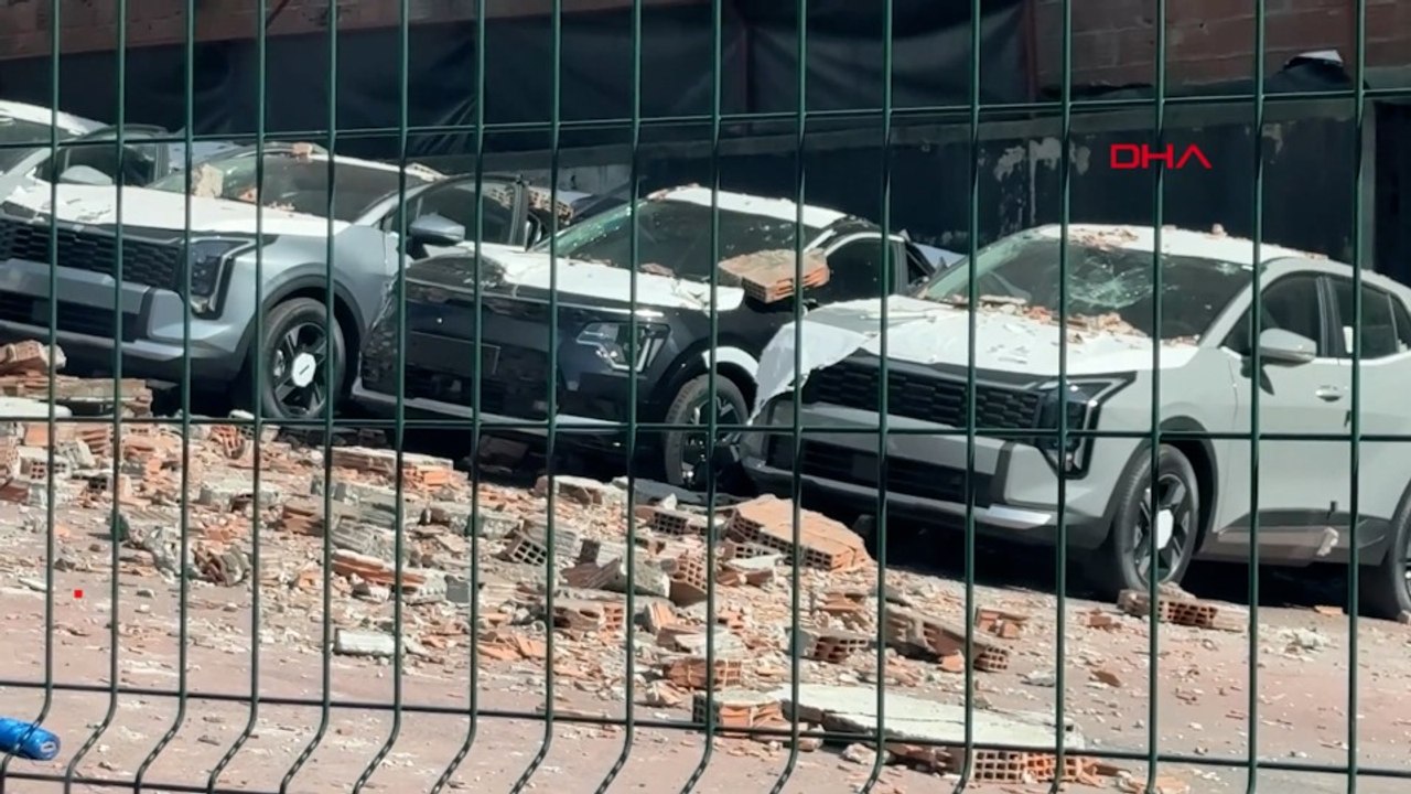 Kağıthane’de duvar otoparka doğru çöktü: 12 sıfır araçta 30 milyon liralık hasar oluştu!