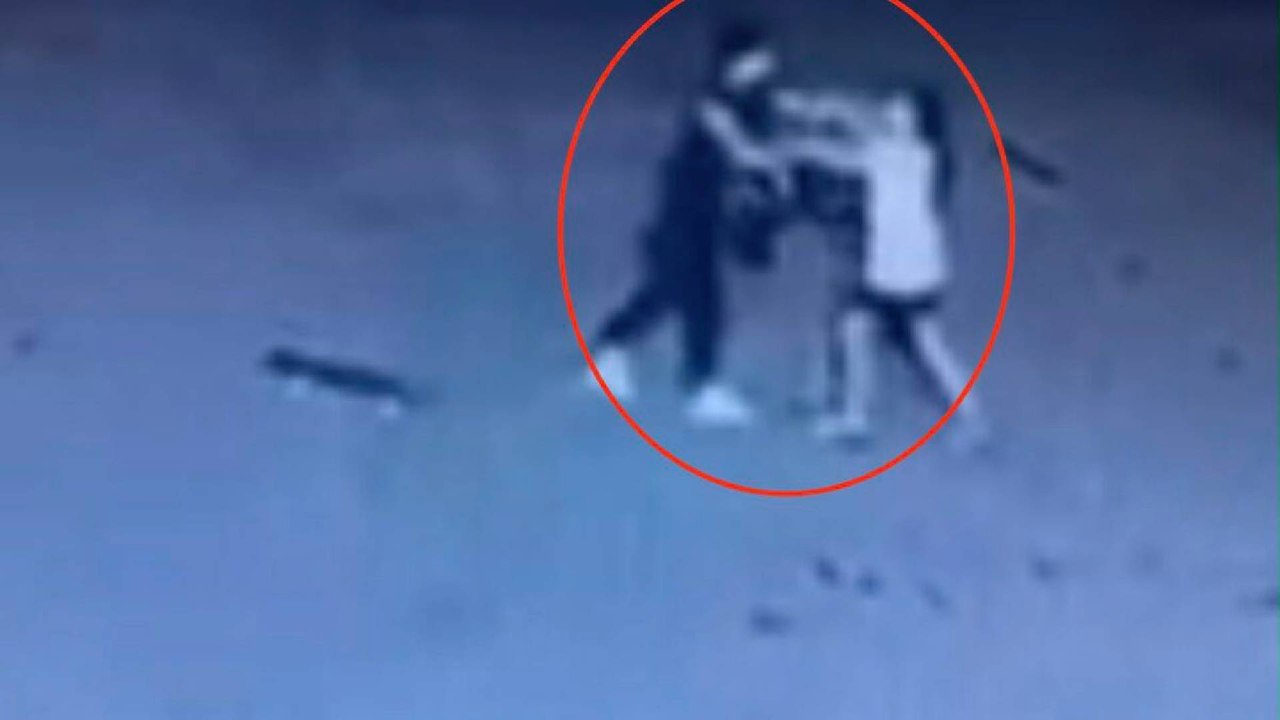 Diyarbakır'ın 11 yaşındaki çocuğu site bahçesinde darbetti; o anlar kamerada