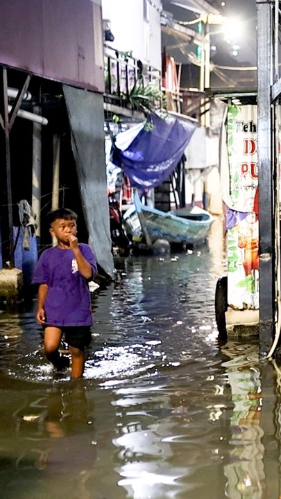 Yakarta, la ciudad que más rápido se hunde: "El agua ha llegado hasta el estómago"