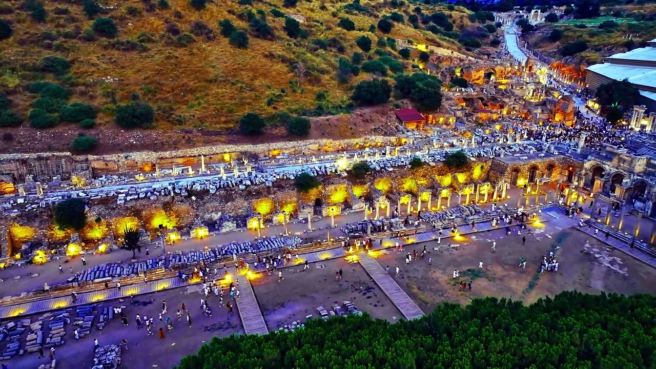 Efes Antik Kenti'ni Gece Müzeciliği ile yüz binler ziyaret etti