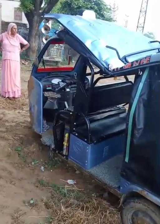 अवैध पत्थरों से भरे ट्रैक्टर ने ई-रिक्शा को मारी टक्कर
