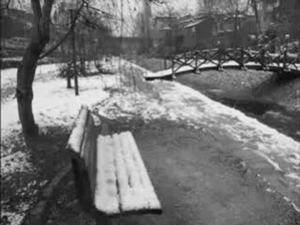 Pencereden Kar Geliyor