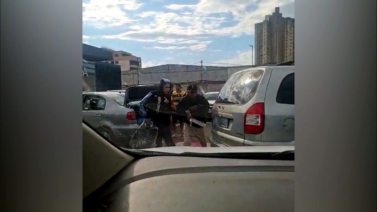 Vídeo registra policial de folga reagindo a assalto e trocando tiros com suspeitos em Foz do Iguaçu