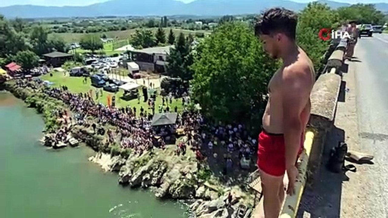 Kosova’daki Şivan Köprüsü’nde \"geleneksel atlama yarışı\" heyecanı