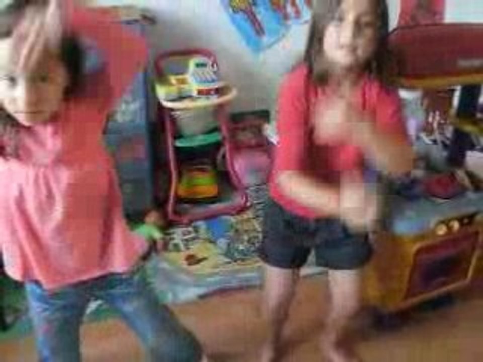 ma couzine et ma sister ( ma sister c celle en short )