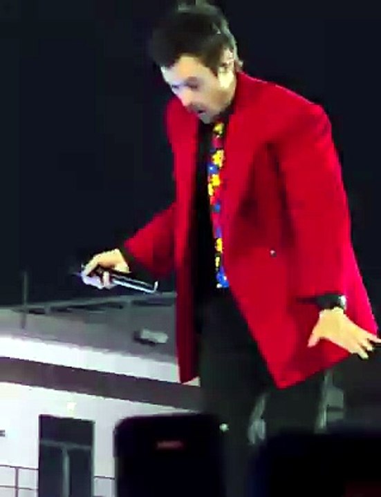 Harry Styles resbala en pleno concierto bajo la lluvia en México