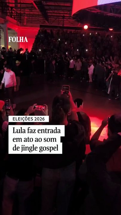 Lula faz entrada em ato ao som de jingle gospel