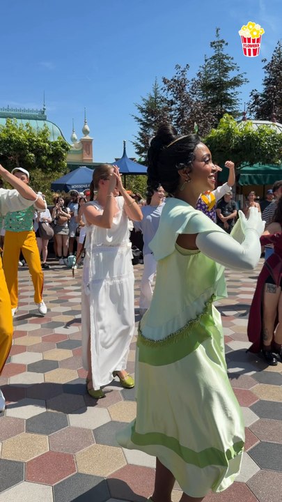 ✨Avec le nouveau show à Disneyland Paris, tu peux danser avec les princesses ✨🎀 Tous les jours à Disney Adventure World : 10h-11h25-13h50-15h10