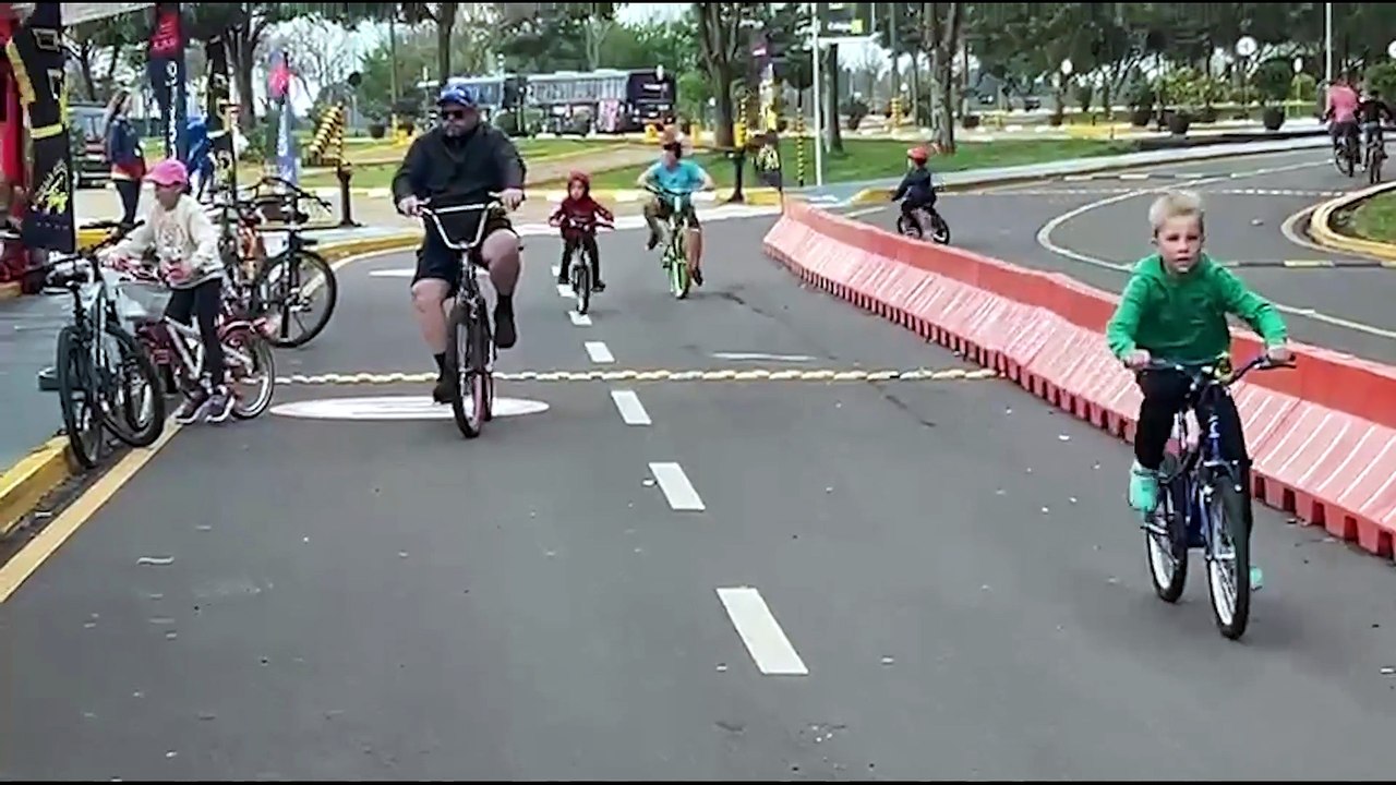 Passeio ciclístico reúne pais e filhos em celebração ao Dia dos Pais no Colégio FAG