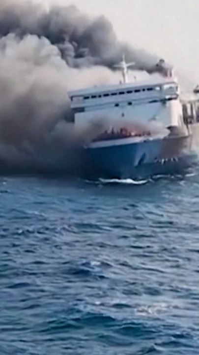 Así se ve el incendio de un ferry en Indonesia