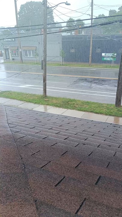 IT'S RAINING ON BROADVIEW ROAD SMOKEYS GOT ROBBED FUCK THEM GOOD. I HATE SMOKEYS.