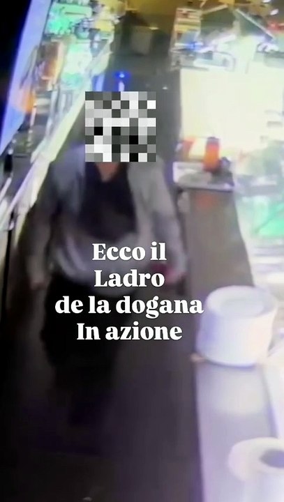 Furto sotto gli occhi delle telecamere: sfonda la vetrina e porta via i soldi