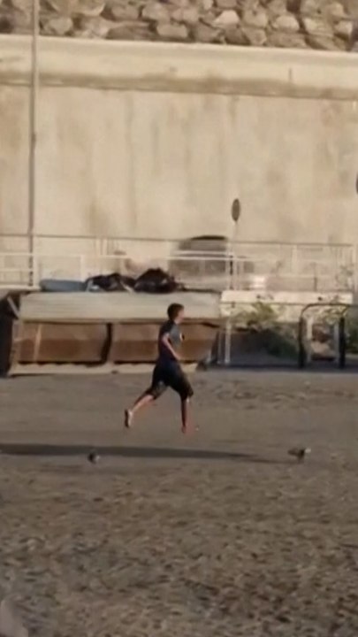 Las imágenes de la persecución a un migrante recién llegado a Ceuta