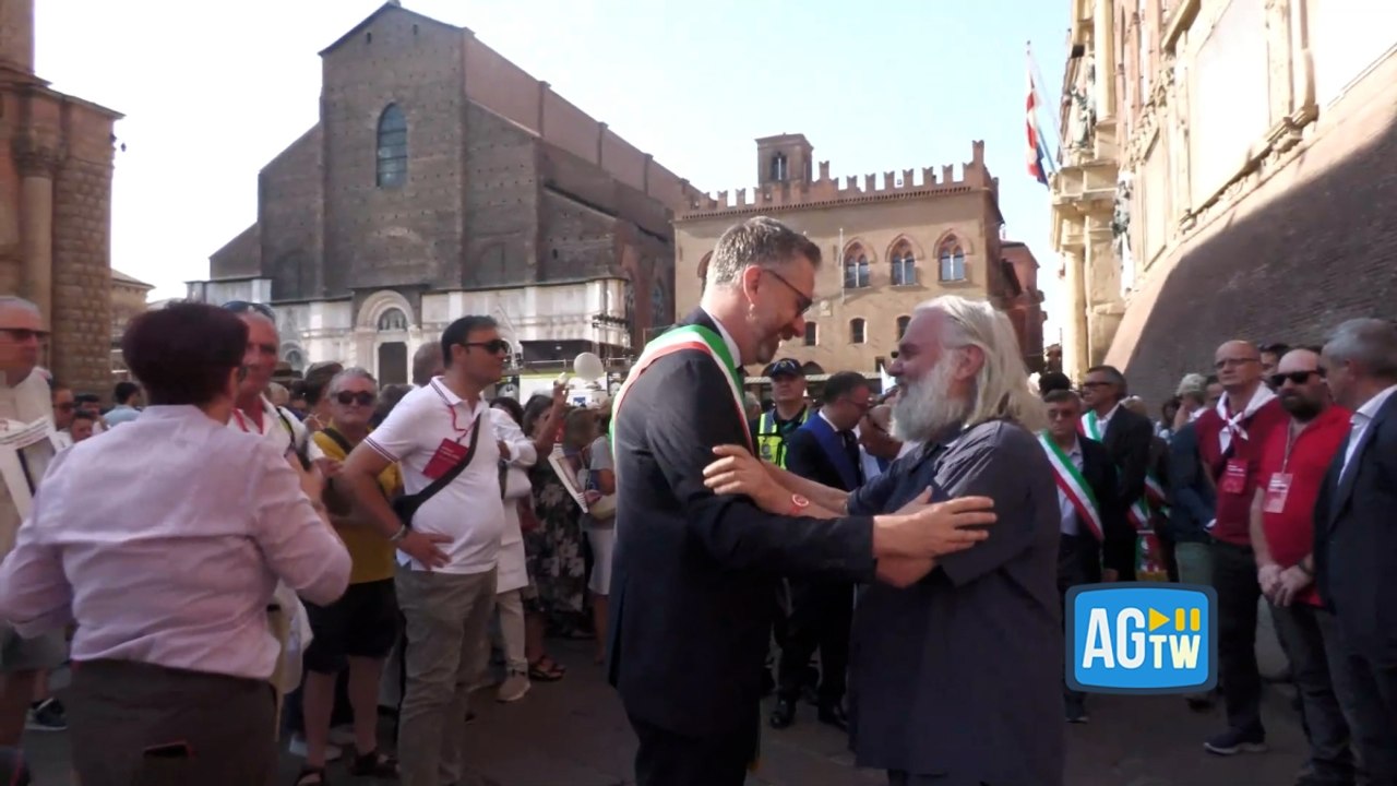 Strage di Bologna, applausi al sindaco Lepore dopo le minacce per il caso Fakir