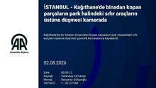 Kağıthane'de binadan kopan parçaların park halindeki sıfır araçların üstüne düşmesi kamerada