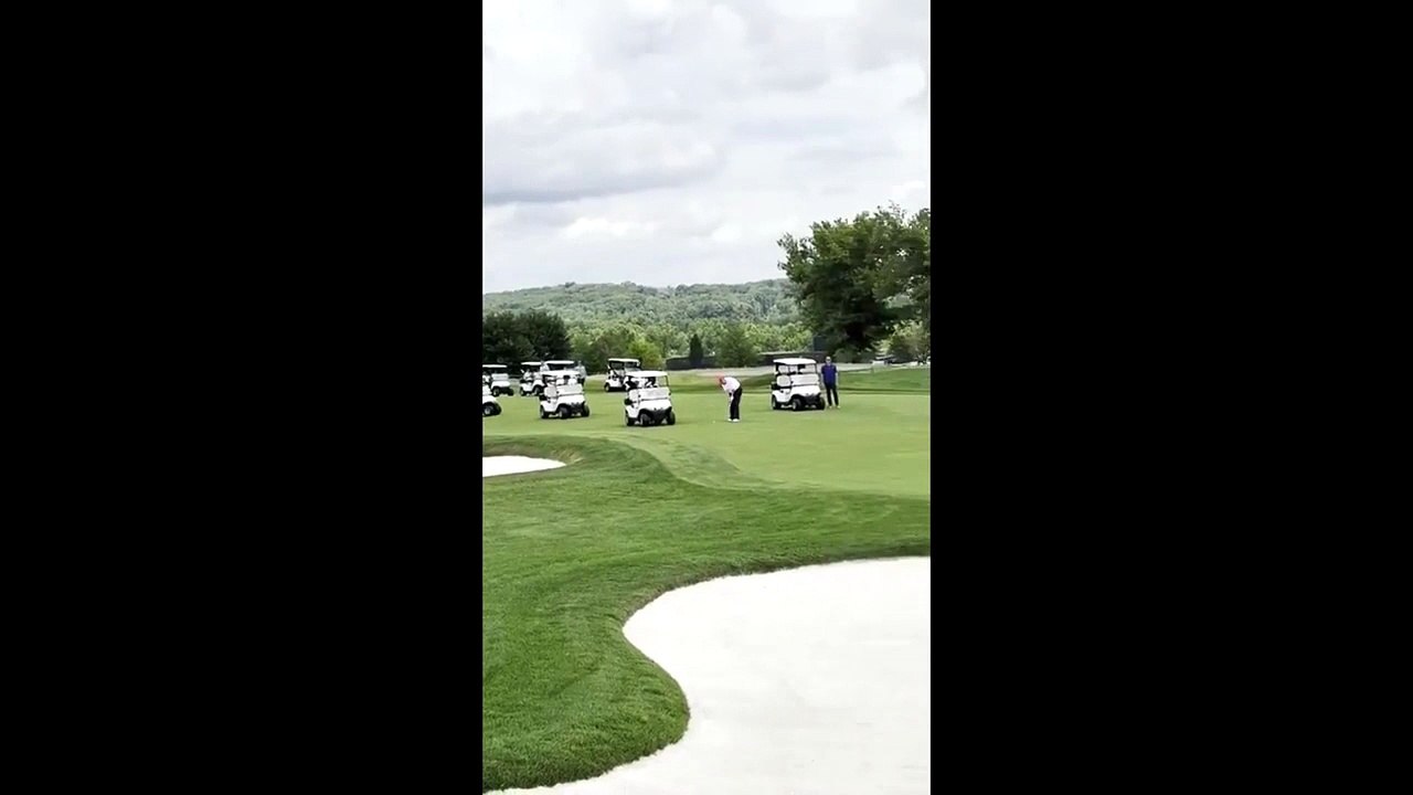 Trump e il colpo vincente a golf: "Io ho talento e voi no" - Video