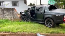S-10 derruba muro de casa após acidente de trânsito no Bairro São Cristóvão