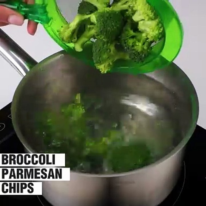 Healthy broccoli parmesan chips! 🥦😋