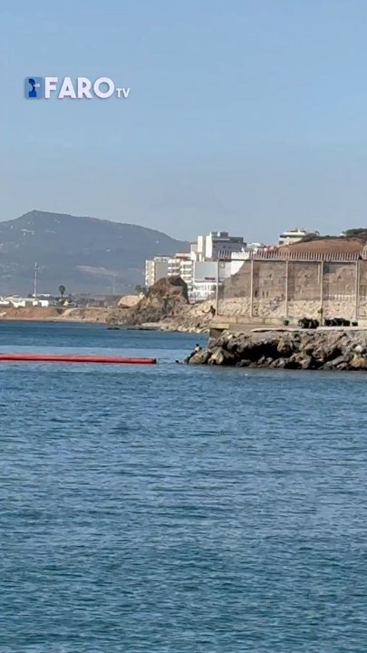 🇲🇦 🇪🇸 El nuevo sistema de contención flotante instalado ayer en el mar en la frontera del Tarajal ya ha sido sorteado por varios marroquíes esta mañana...ESTE ES EL NIVEL DE INCOMPETENTES QUE NOS GOBIERNAN...                 🤷