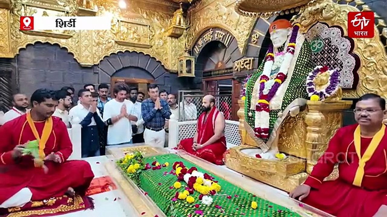 वाढदिवसानिमित्त प्रसिद्ध अभिनेता सुनील ग्रोव्हर साईचरणी नतमस्तक....