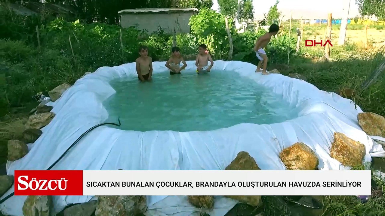 Sıcaktan bunalan çocuklar, brandayla oluşturulan havuzda serinliyor