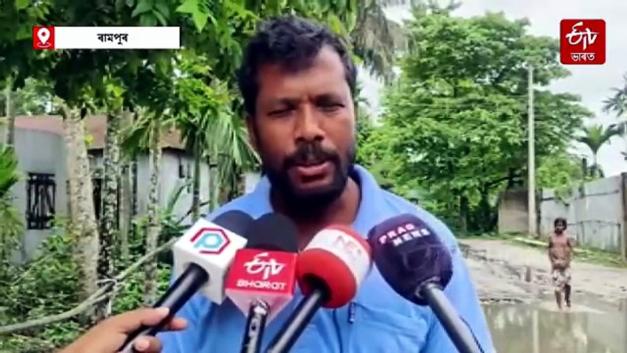 জৰাজীৰ্ণ পথ মেৰামতিত চৰকাৰৰ অৱহেলা, মাছ মাৰি ৰাইজৰ প্ৰতিবাদ