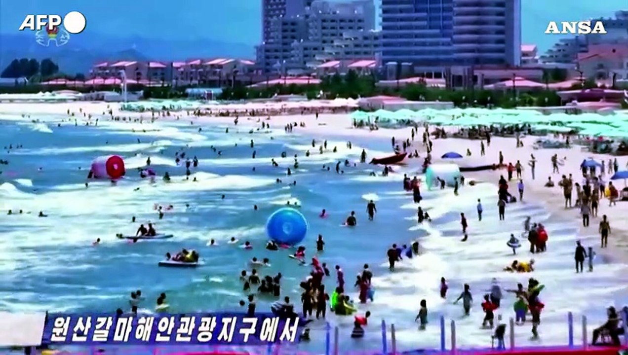 Corea del Nord, spiagge affollate durante l'ondata di caldo