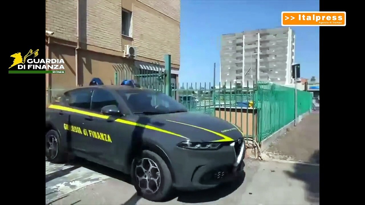 Roma, maxi sequestro di tabacco in un capannone