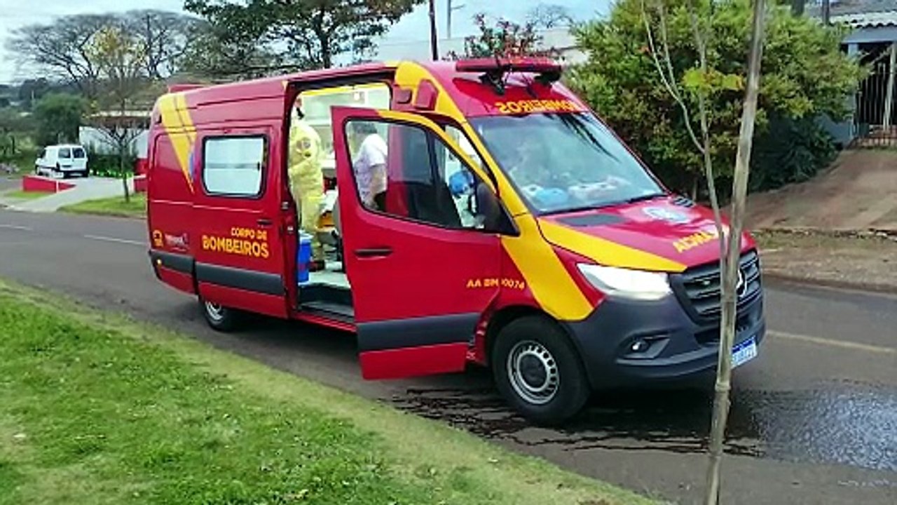 Após colisão com caminhão, carro pega fogo no Bairro Periolo