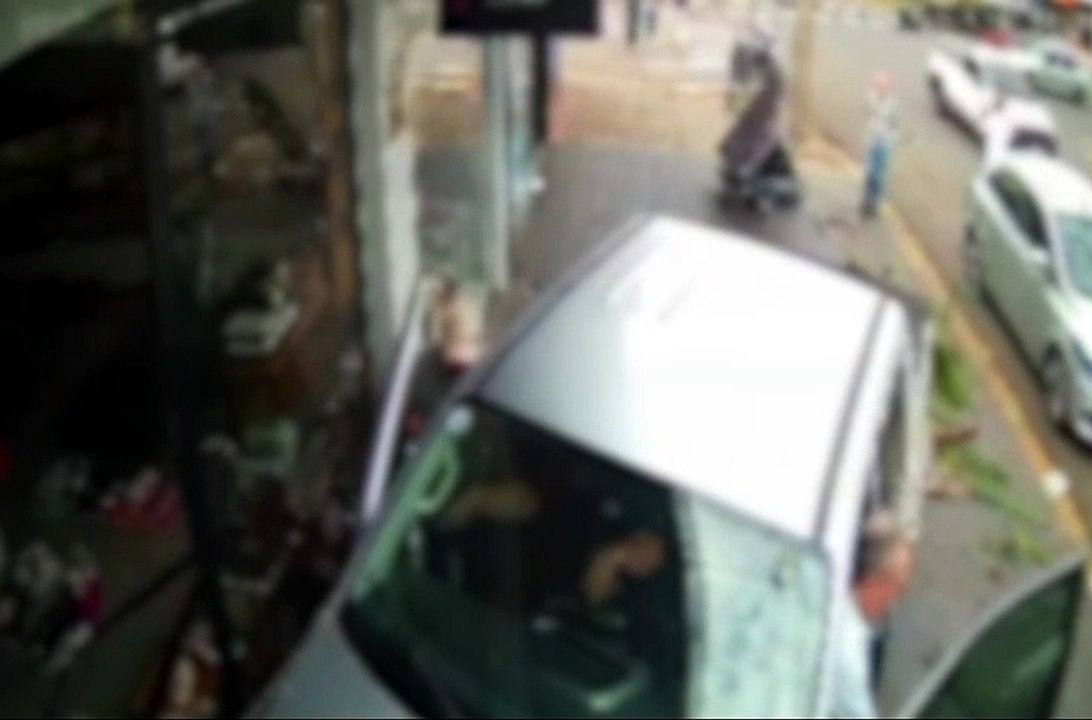 Caminhonete invade loja em Cianorte e homem escapa por segundos