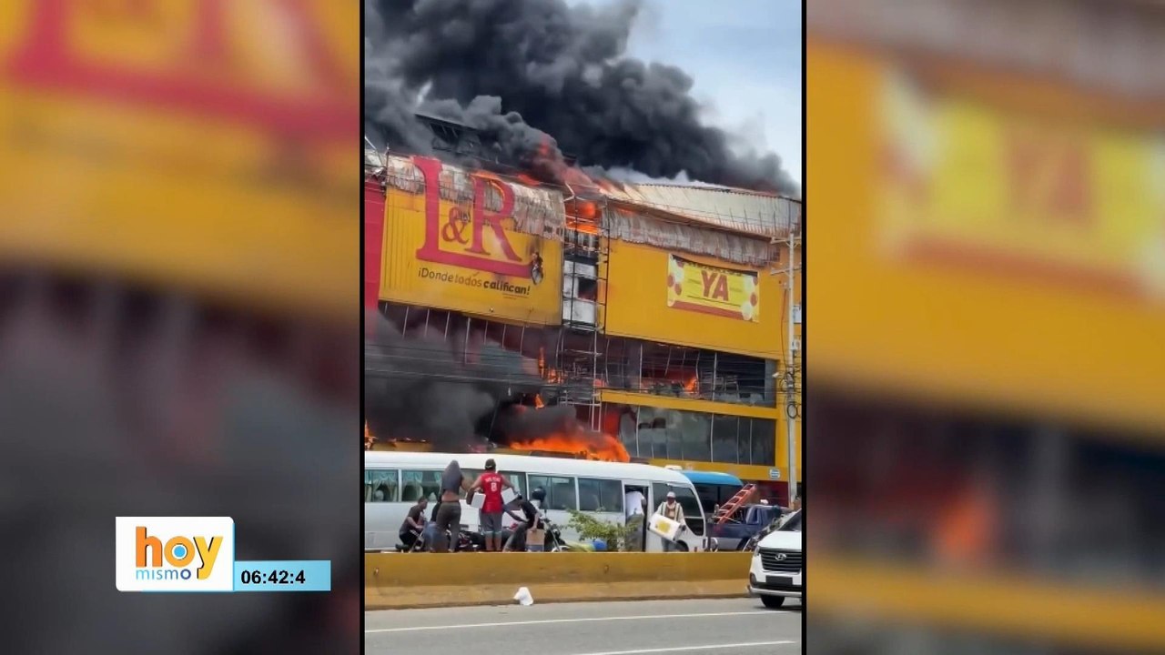 Voraz incendio consume gran parte de establecimiento comercial en la autopista Las Américas | Hoy Mismo