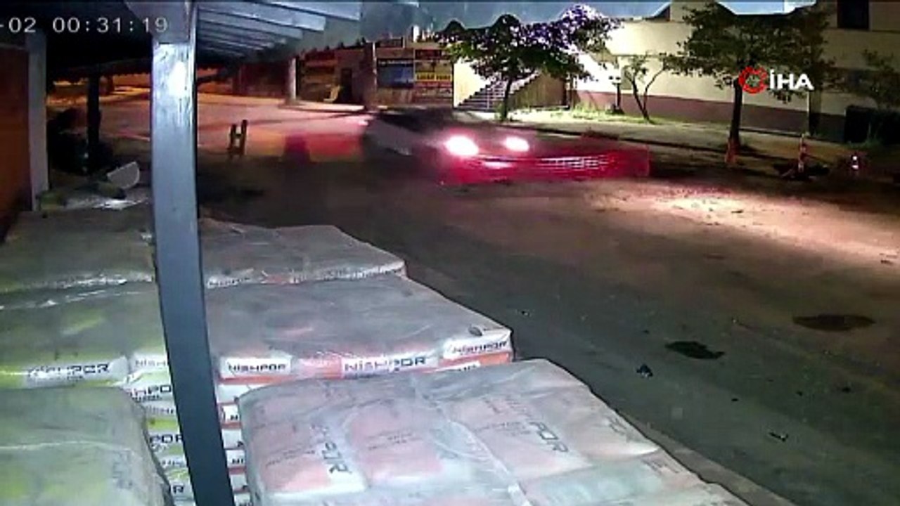 Kazı çalışmasını görmeyen sürücü otomobille çukura düştü
