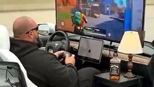 Quand l’Autopilot dérape : il joue à Fortnite et boit du whisky au volant de sa Tesla