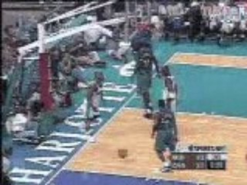 NBA BASKETBALL - Baron Davis dunks on Kevin Garnett