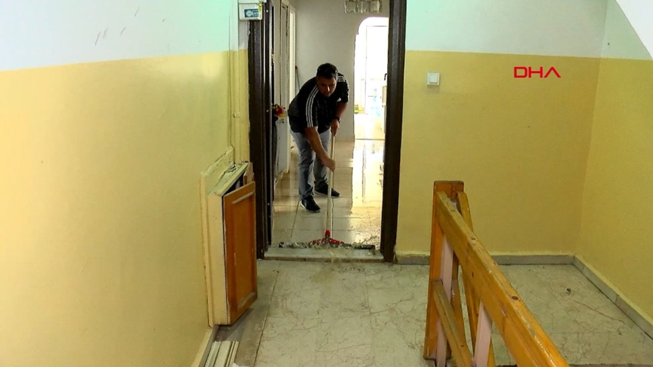 Büyükçekmece'de daireden akan su alt kattaki eve sızdı: 3 aydır çekpasla temizliyoruz