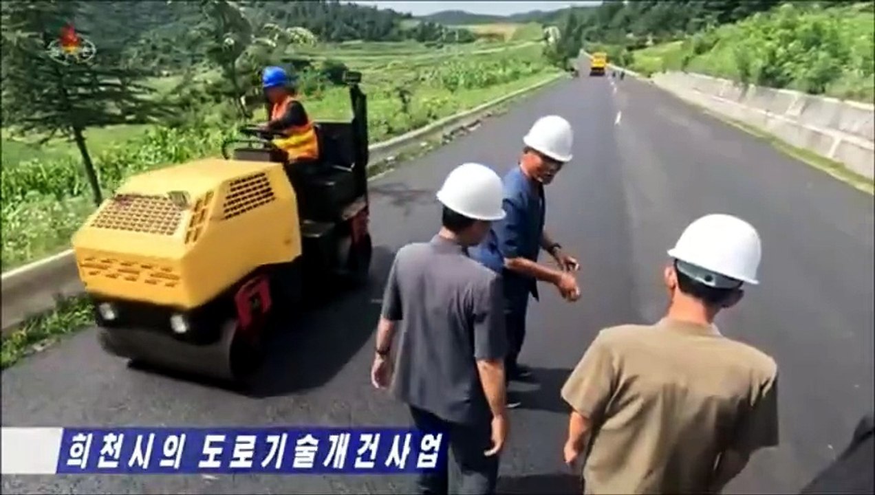 Trabalho de manutenção rodoviária na cidade de Huichon