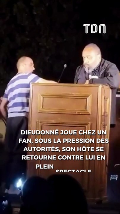 Dieudonné joue chez un fan, sous la pression des autorités, son hôte se retourne contre lui en plein spectacle