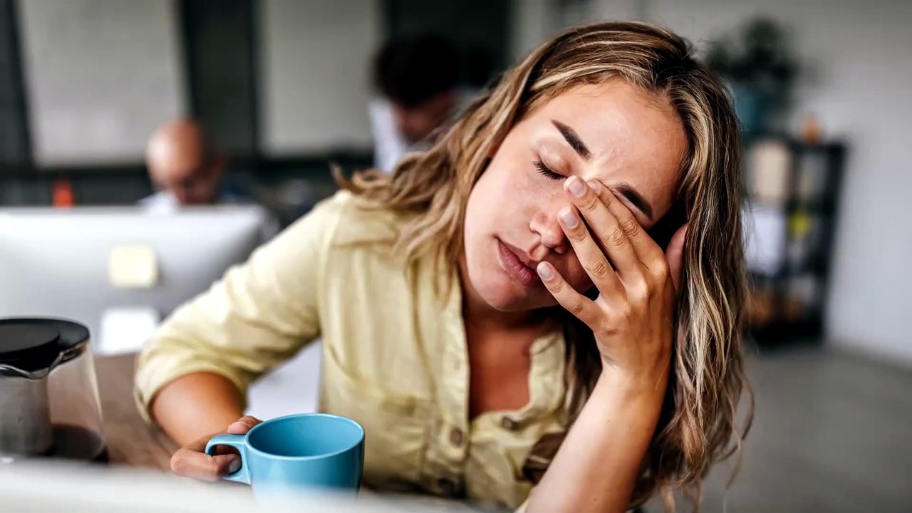 Come ridurre le occhiaie senza trucco: i consigli per dire addio al correttore d'estate